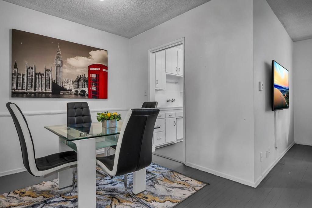Prime Location 1 Bedroom And Bathroom Retreat In Beverly Hills